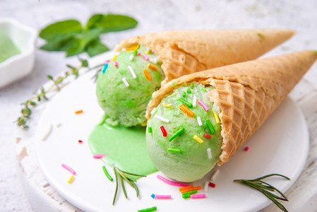 冰淇冰糕雪糕甜筒摄影照片_美食夏季冰激凌盘子摆放摄影图配图