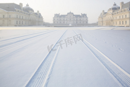 亚洲雪摄影照片_雪地上的轮胎印