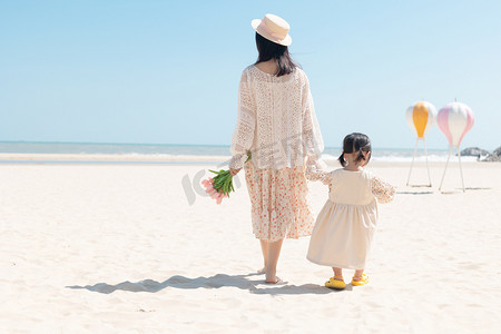 母亲节旅游摄影照片_母女沙滩温馨母亲节亲子摄影图配图