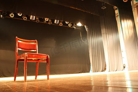舞摄影照片_空的剧院舞台上的椅子