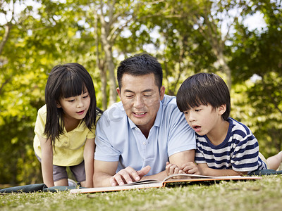 亚洲的父亲和孩子一起看书吧