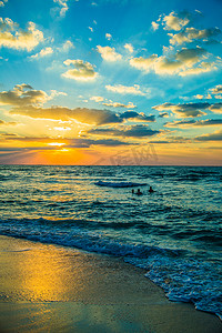迪拜海和海滩，在海滩上美丽的夕阳