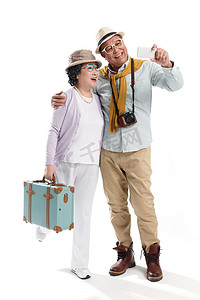 老年夫妇旅行拍照