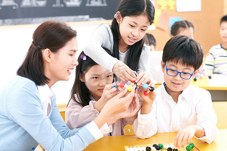 奉献摄影照片_女教师和小学生在教室里