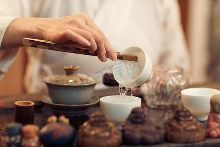 摄影照片_青年女人泡茶