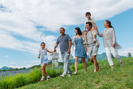 幸福的一家人在郊外