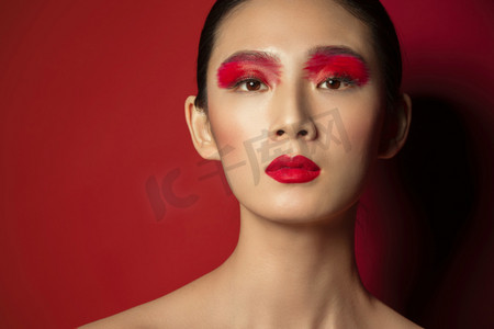 红色眼影彩妆美女肖像