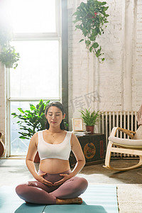 孕妇中国摄影照片_孕妇在室内健身