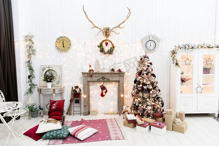 candle摄影照片_Traditional living room with Christmas tree and gifts