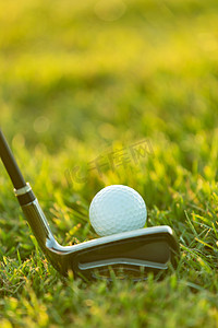 绿色草地摄影照片_高尔夫球杆与球