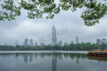 玄武湖摄影照片_烟雨江南南京玄武湖风光摄影图配图