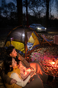 幸福家庭夜晚在野外露营