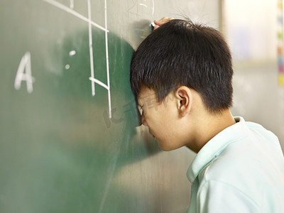 痛苦的亚洲学生，拿脑袋撞在黑板上