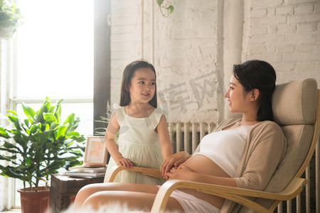 孕妇中国摄影照片_孕妇妈妈和小女孩