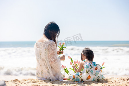 六一儿童节粉摄影照片_母亲节海边夏天节日亲子摄影图配图