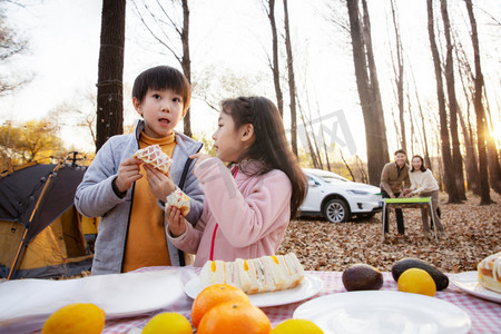 三明治图片摄影照片_秋天幸福家庭在户外烧烤野餐