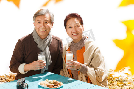 年轻亚洲家庭摄影照片_老年夫妇喝牛奶