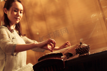 中式活动摄影照片_青年女人弹七弦琴