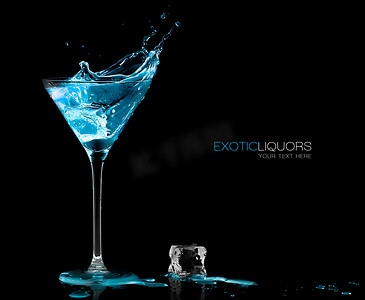 kt板奖牌模板摄影照片_蓝色的精神饮料溅的鸡尾酒杯。模板设计