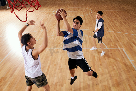 篮球社招新摄影照片_青年男人打篮球