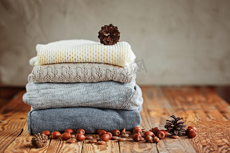 一叠编织的冬天衣服上木制背景、 毛衣、 文本的空间