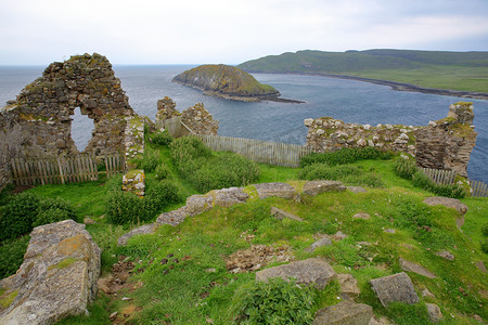 城堡城堡摄影照片_在北部的特半岛，背景废墟中邓塔姆城堡与 Tulm 岛，斯凯，高地，苏格兰，英国
