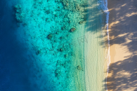 海岸作为从顶视图的背景。从顶视图的绿松石水背景。从空中到夏天的海景。巴厘岛，印度尼西亚。旅行 - 图像