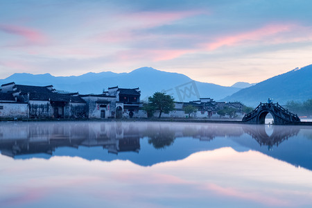 水墨印章摄影照片_安徽省红村镇，世界文化遗产，清早风景秀丽的古村