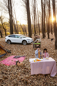 三明治图片摄影照片_秋天幸福家庭在户外露营野餐