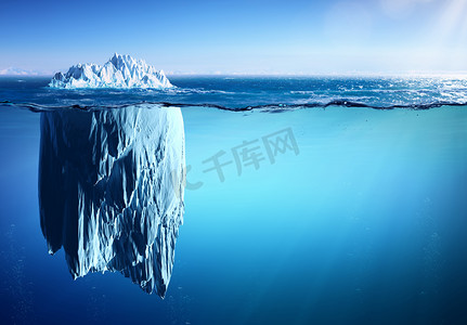 在海-外观和全球变暖概念上漂浮的冰山