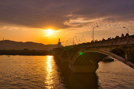 长沙湘江大桥在夕阳下。长沙， 中国