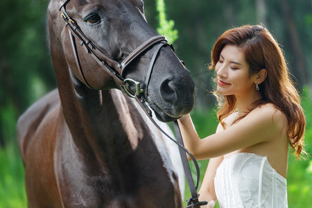 漂亮的年轻女人和马
