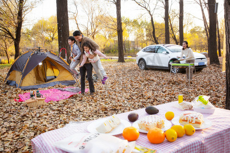 三明治图片摄影照片_幸福家庭在户外玩耍野餐