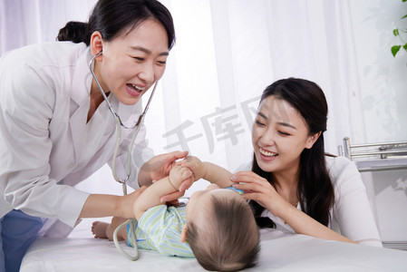 医生给婴儿检查身体