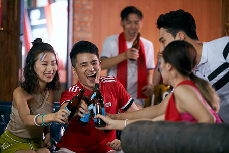 世界杯啤酒摄影照片_球迷喝啤酒庆祝