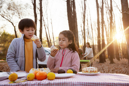 三明治图片摄影照片_秋天幸福家庭在户外烧烤野餐