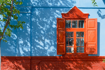 手绘动画窗户摄影照片_新疆伊宁喀赞其民俗去的蓝色墙壁窗户背景摄影图配图