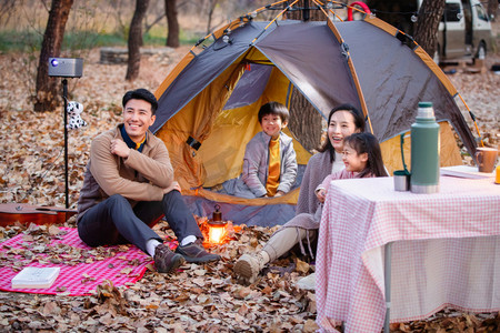 温暖家庭摄影照片_幸福家庭在户外露营