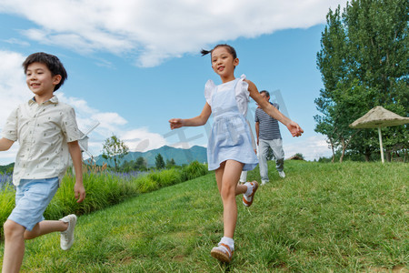 奔跑女孩摄影照片_幸福老人和孩子们在草地上玩耍