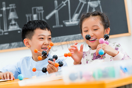 简历小学生摄影照片_小学生在教室里