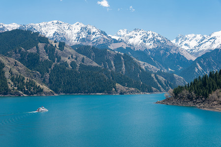 2015摄影照片_中国新疆-2015 年 5 月 9 日︰ 天堂湖的田 Shan(Tianchi)。中国新疆阜康、 昌吉市，是著名的世界遗产.