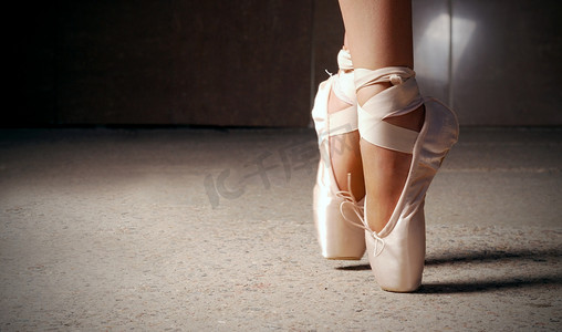 芭蕾摄影照片_英尺的芭蕾舞女演员在芭蕾舞鞋跳舞