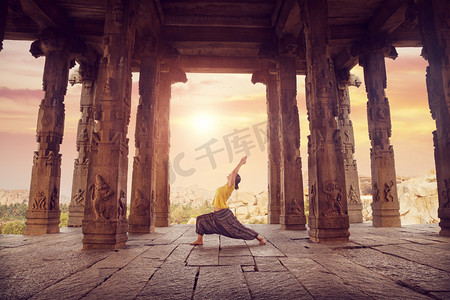 yoga摄影照片_Yoga in Hampi temple