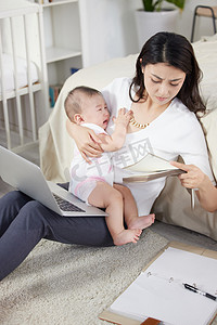 企业形象图片摄影照片_带着宝宝工作的年轻妈妈
