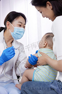 儿童口罩摄影照片_医生给婴儿打疫苗