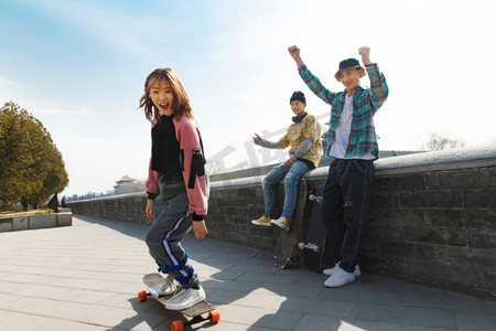 玩滑板的年轻人