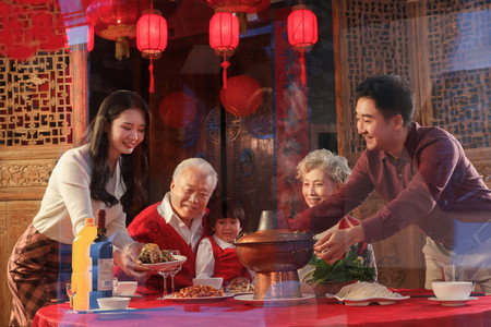 幸福东方家庭准备过年吃的团圆饭