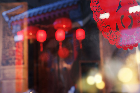 春节春联摄影照片_新年窗花和红灯笼
