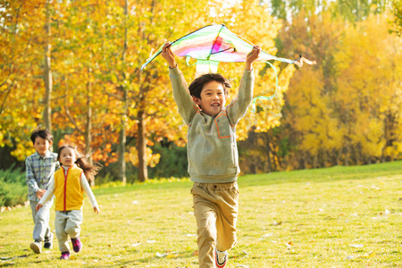 蝴蝶风筝插画摄影照片_快乐的小朋友在公园里放风筝