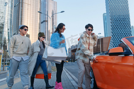 时尚的青年人驾驶豪车购物